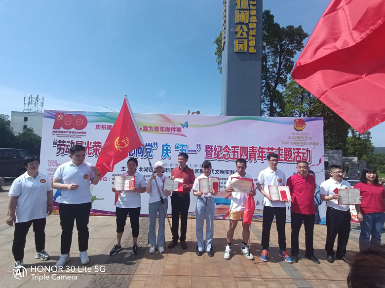 “勞動(dòng)光榮，青春心向黨